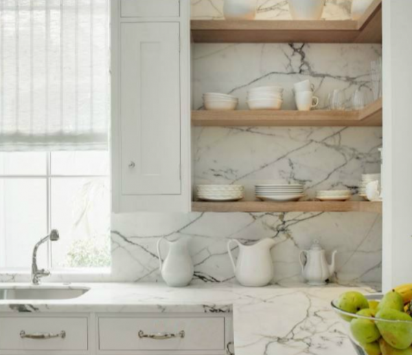 Dapur dengan backsplash marmer dan rak dinding terbuka